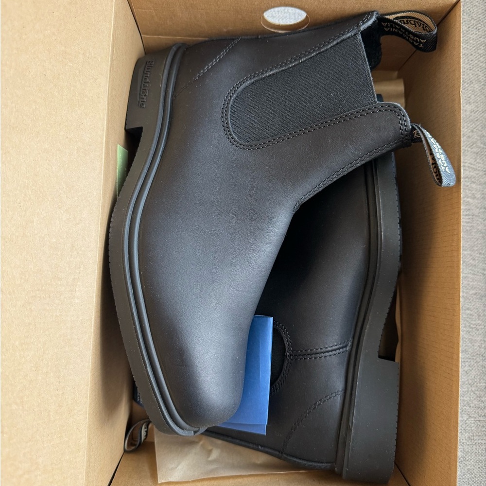 Blundstone Chelsea Dress Boots in Black - NWT in Box